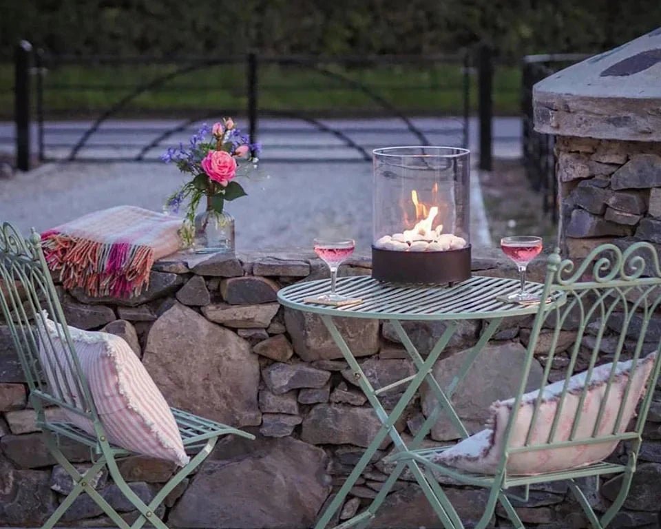 Chimenea de mesa Chantico - Elegancia y Confort | Planika — en jardín