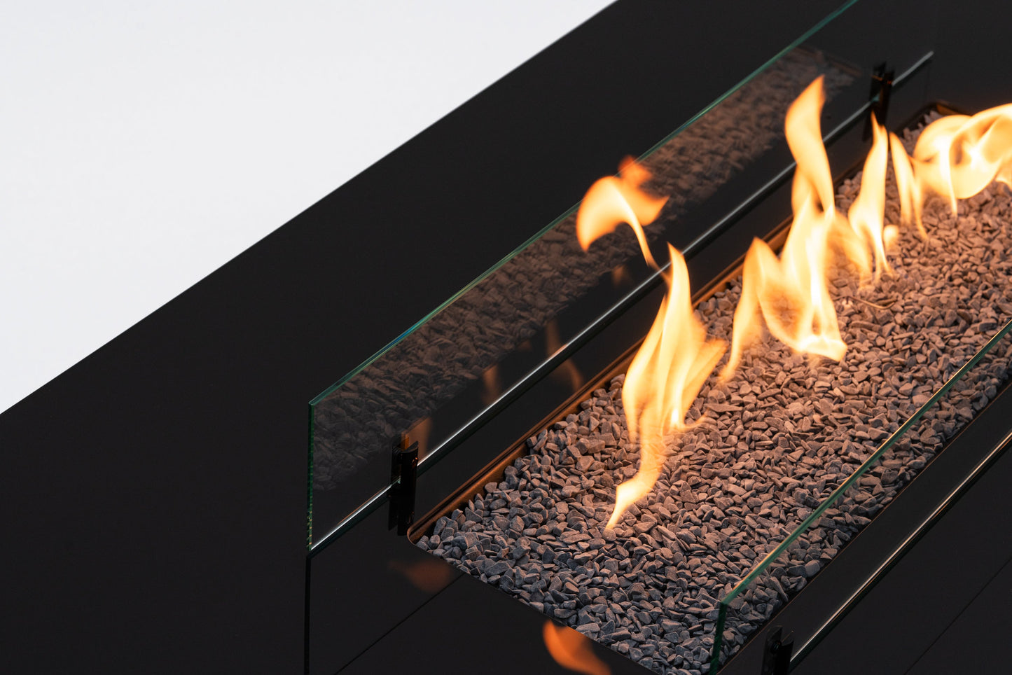 Mesa de Fuego de Gas para Jardín Planika Rio: Elegancia para tu Espacio Exterior — detalle en primer plano, con llama encendida