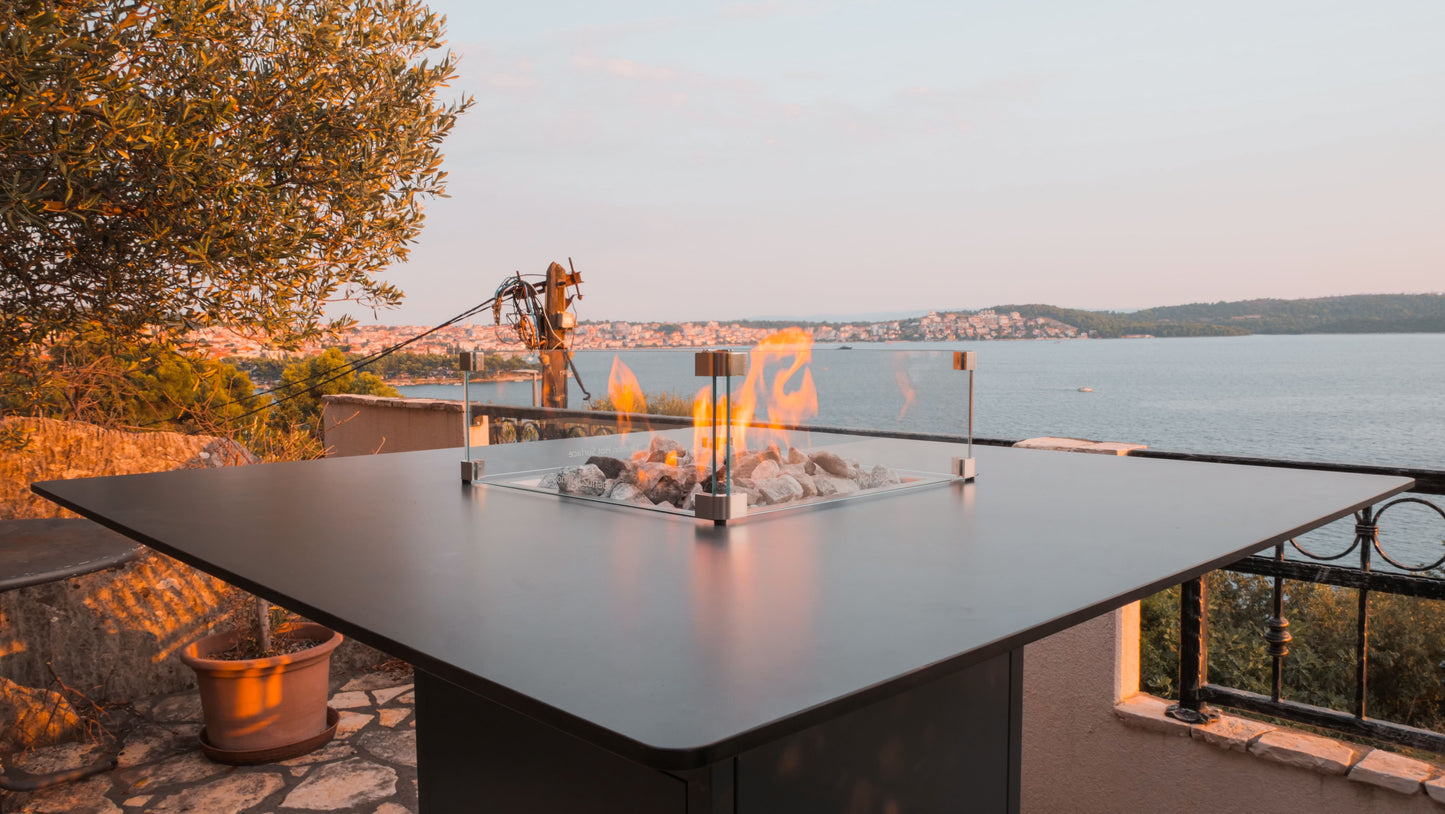 Mesa de Fuego Exterior – Elegancia y Función para tu Jardín — detalle en primer plano, con llama encendida