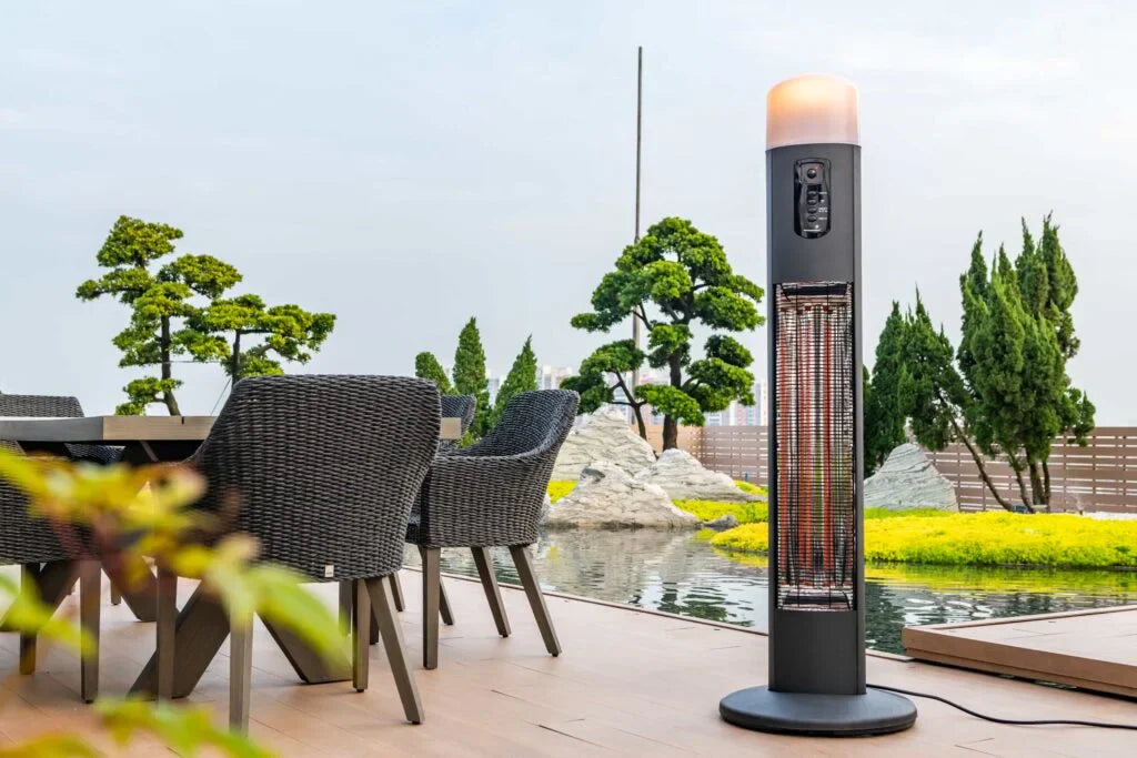 Calefactor eléctrico infrarrojo en uso en terraza exterior moderna