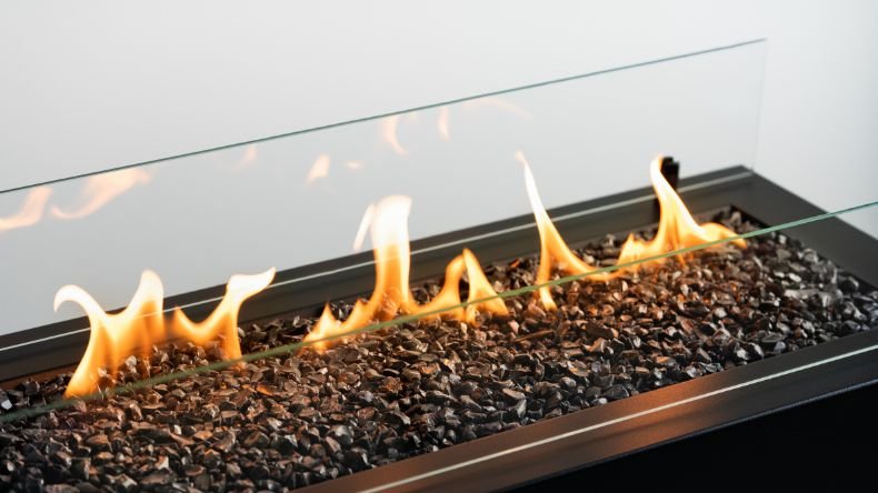 Brasero de Gas Moderno para Exterior: Elegancia y Calor con Planika — detalle en primer plano, con llama encendida