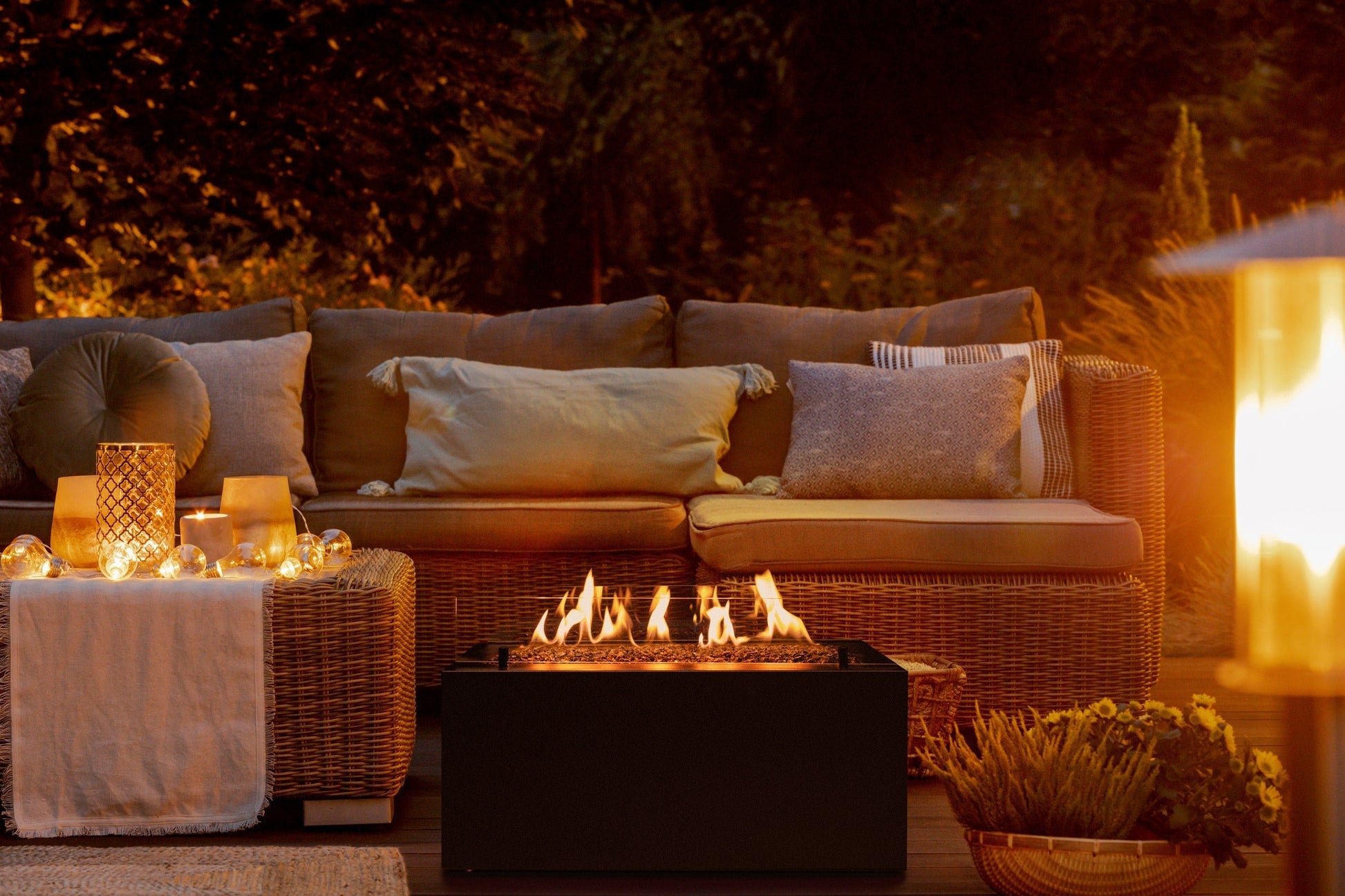 Brasero de Gas Moderno para Exterior: Elegancia y Calor con Planika — en terraza, de noche