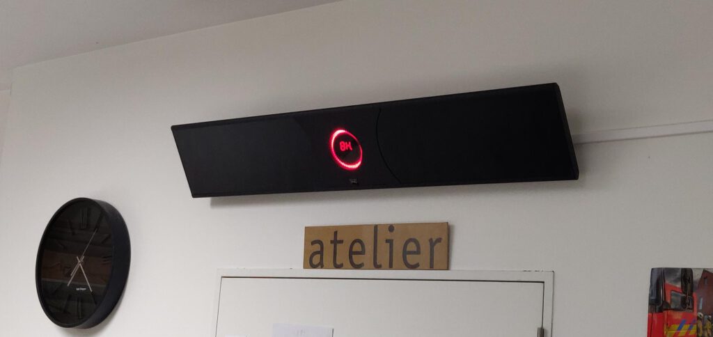 Chimenea Eléctrica Infrarrojo de Alta Eficiencia | Infralia — detalle en primer plano, en terraza, 2400 W