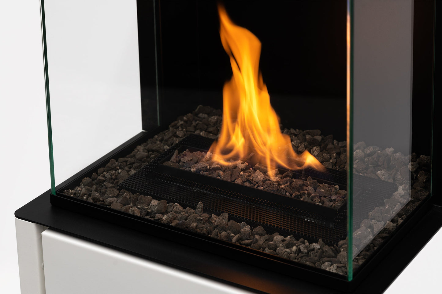 Chimenea de bioetanol blanca Arcticon White con tecnología BEV — detalle en primer plano, color blanco