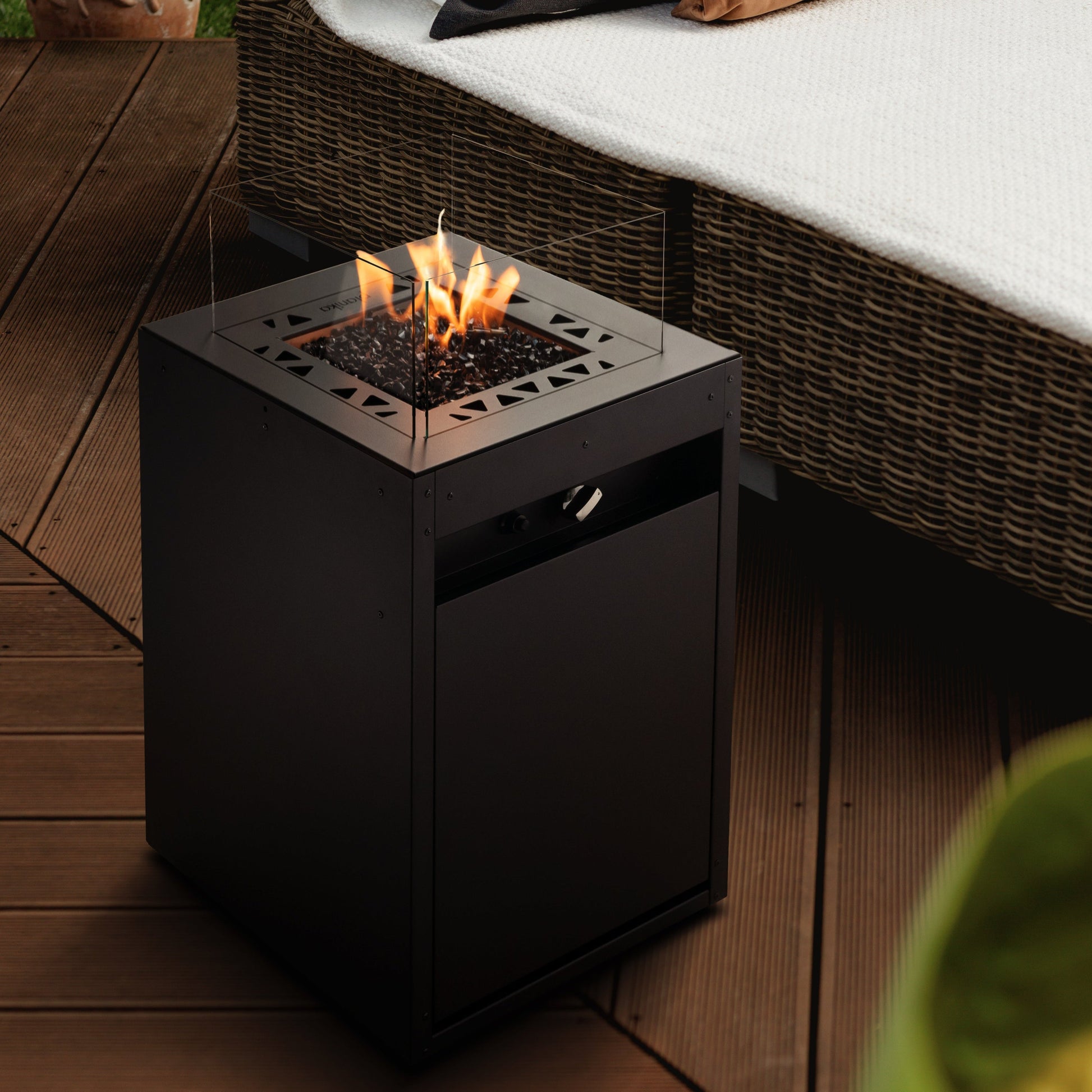 Chimenea de Gas Cuadrada para Exteriores | Square | Planika — detalle en primer plano, en terraza, modelo cuadrado