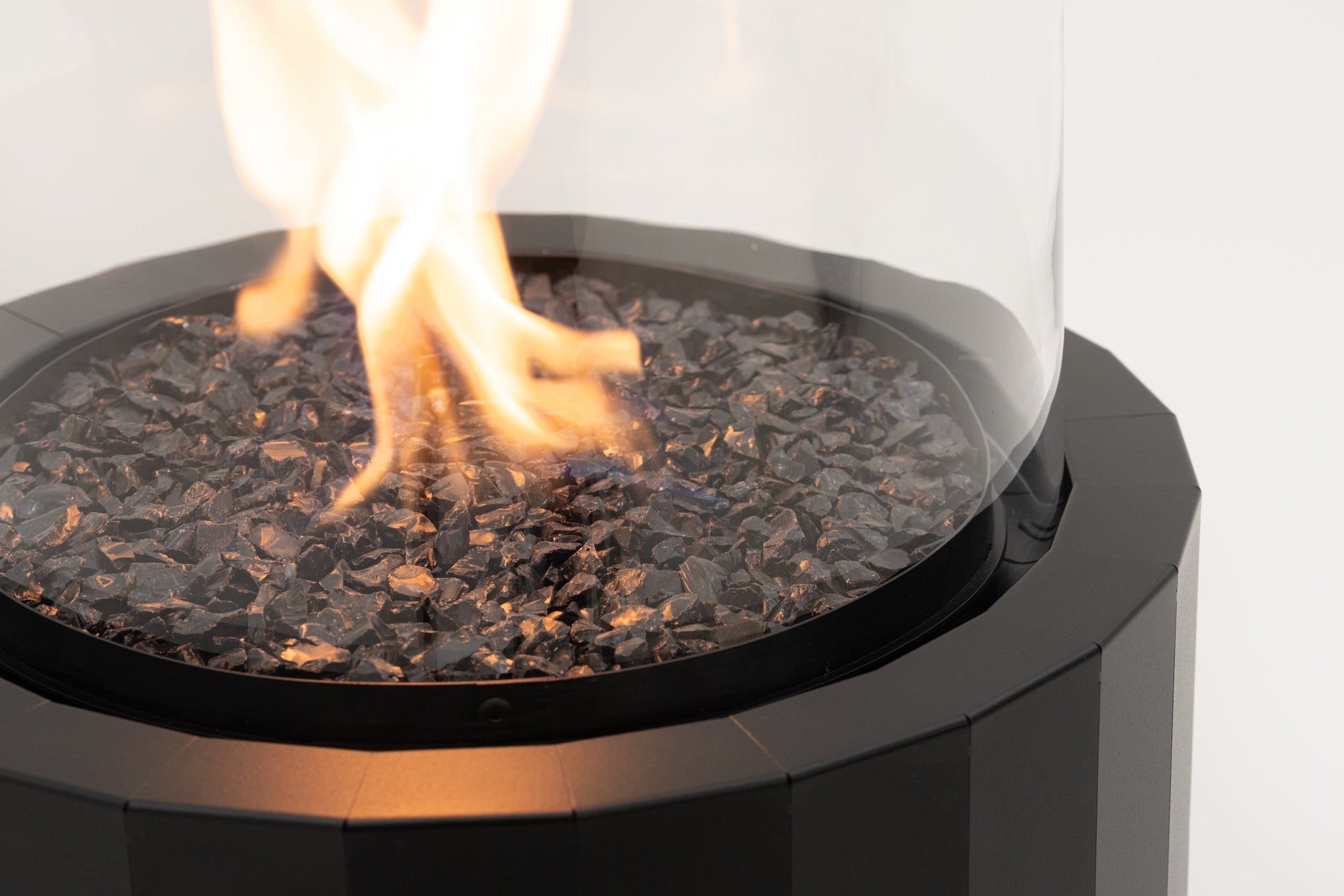 Chimenea de gas para exterior | Planika Bino — detalle en primer plano, con llama encendida