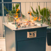 Estufa a gas exterior Engasco 55 – Calor elegante para tu terraza — detalle del panel de cristal templado