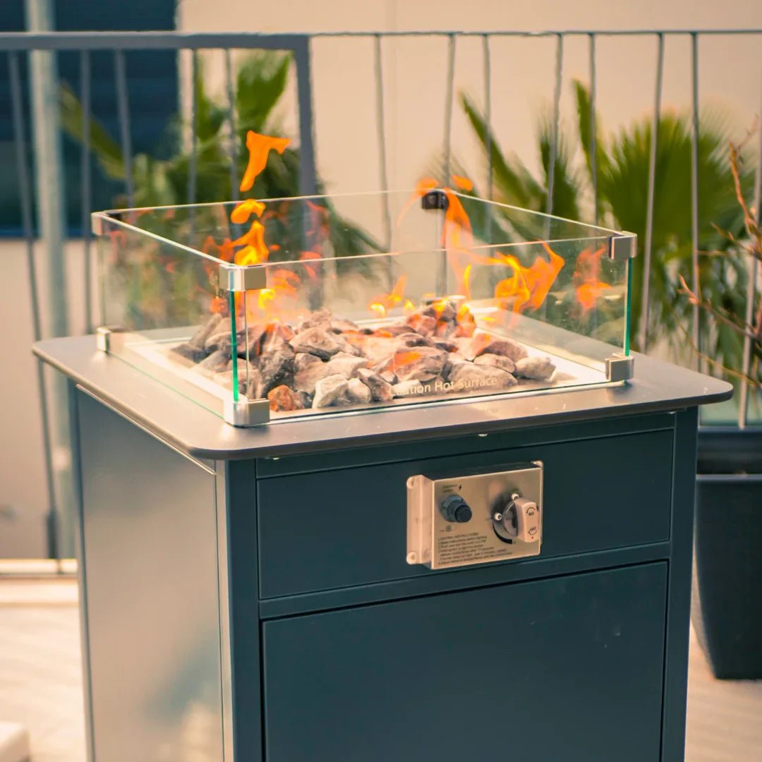 Estufa a gas exterior Engasco 55 – Calor elegante para tu terraza — detalle del panel de cristal templado