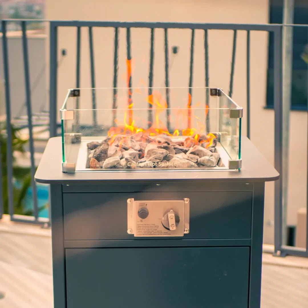 Estufa a gas exterior Engasco 55 – Calor elegante para tu terraza — en jardín, llama encendida