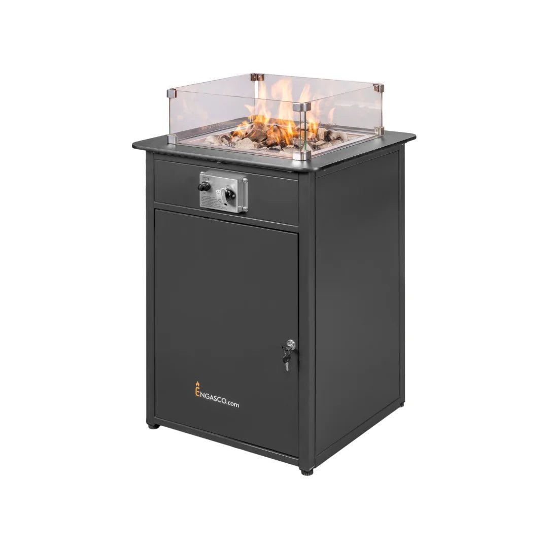 Estufa a gas exterior Engasco 55 – Calor elegante para tu terraza — perfil 3/4 en terraza, llama encendida