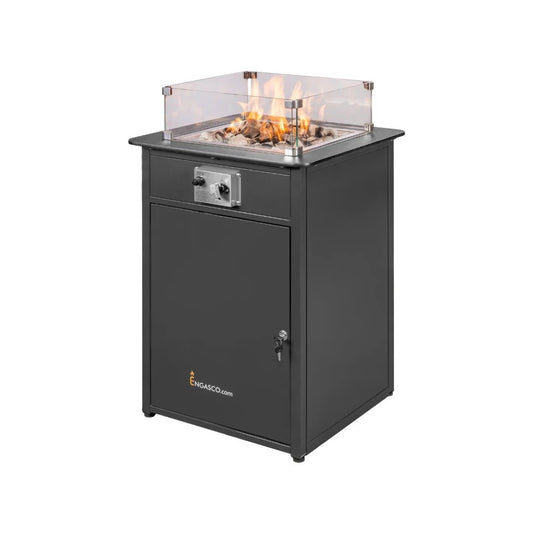 Estufa a gas exterior Engasco 55 – Calor elegante para tu terraza — perfil 3/4 en terraza, llama encendida