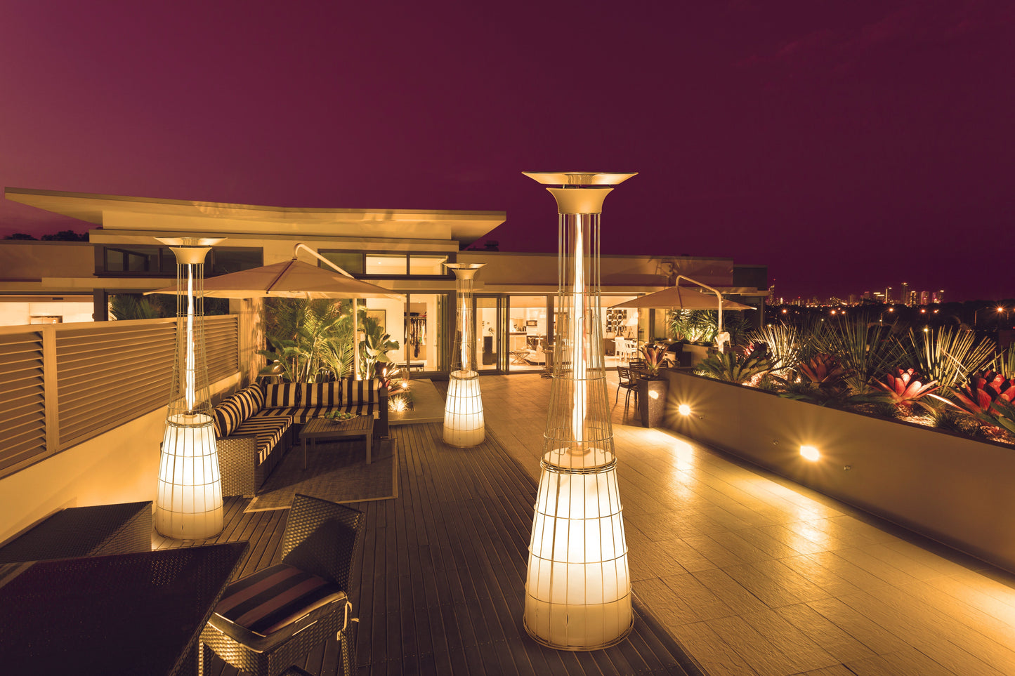 Estufa de Gas Exterior de Lujo – DolceVita Lightfire para Momentos Elegantes al Aire Libre — en terraza, por la tarde