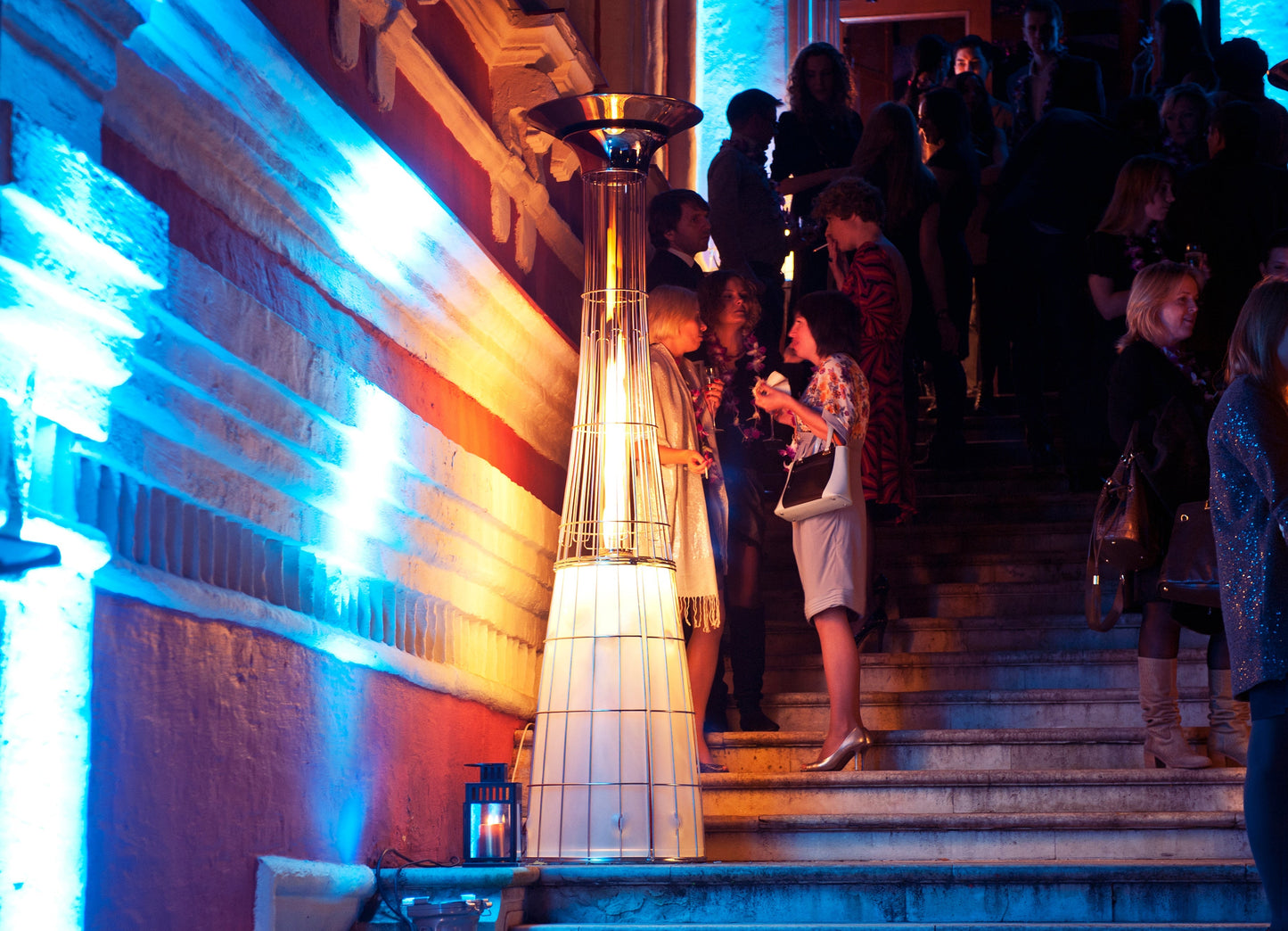 Estufa de Gas Exterior de Lujo – DolceVita Lightfire para Momentos Elegantes al Aire Libre — en terraza, de noche