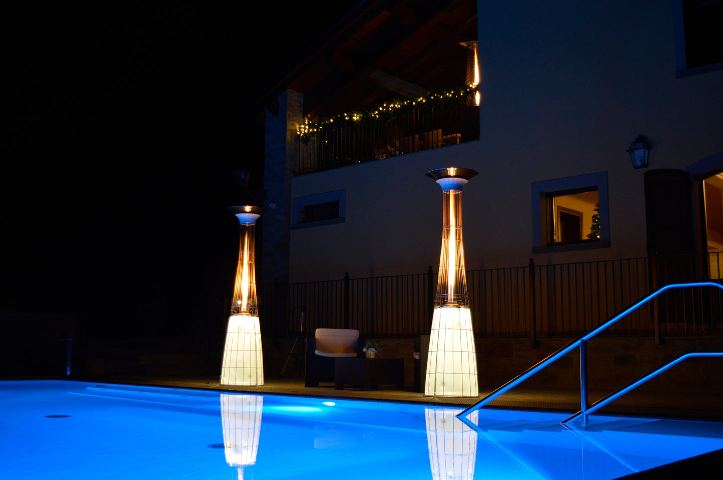 Estufa de Gas Exterior de Lujo – DolceVita Lightfire para Momentos Elegantes al Aire Libre — en terraza, de noche