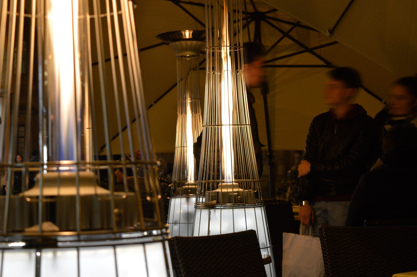 Estufa de Gas Exterior Dolce Vita EP – Elegancia y Calor con LED | Italkero — en terraza, de noche