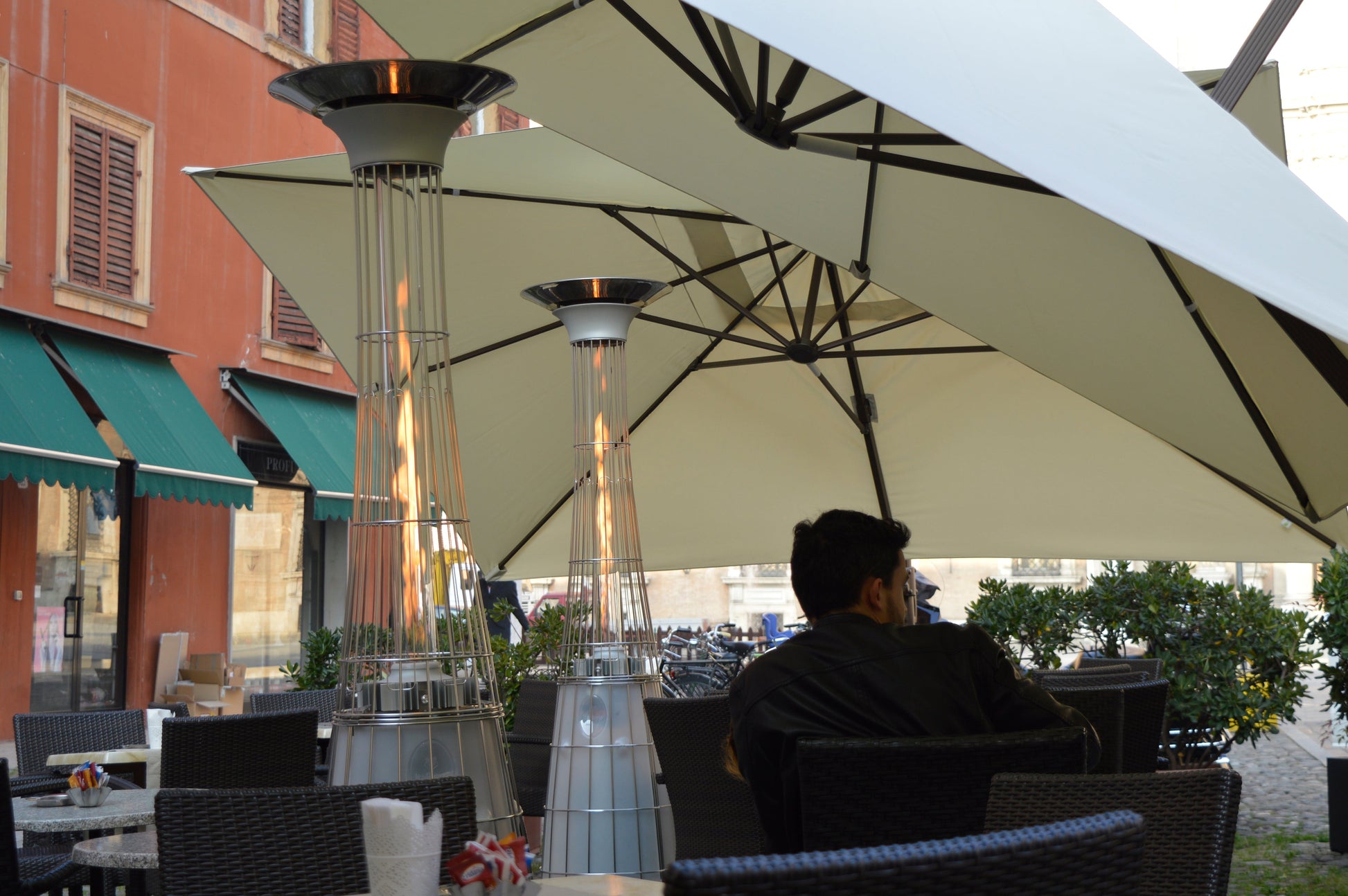 Estufa de Gas Exterior Dolce Vita EP – Elegancia y Calor con LED | Italkero — en terraza