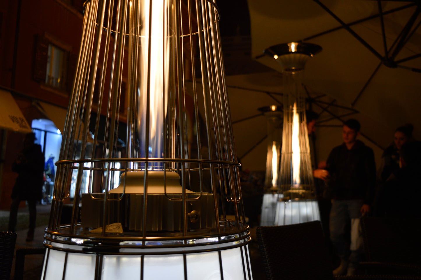 Estufa de Gas Exterior Dolce Vita EP – Elegancia y Calor con LED | Italkero — detalle en primer plano, en terraza, de noche