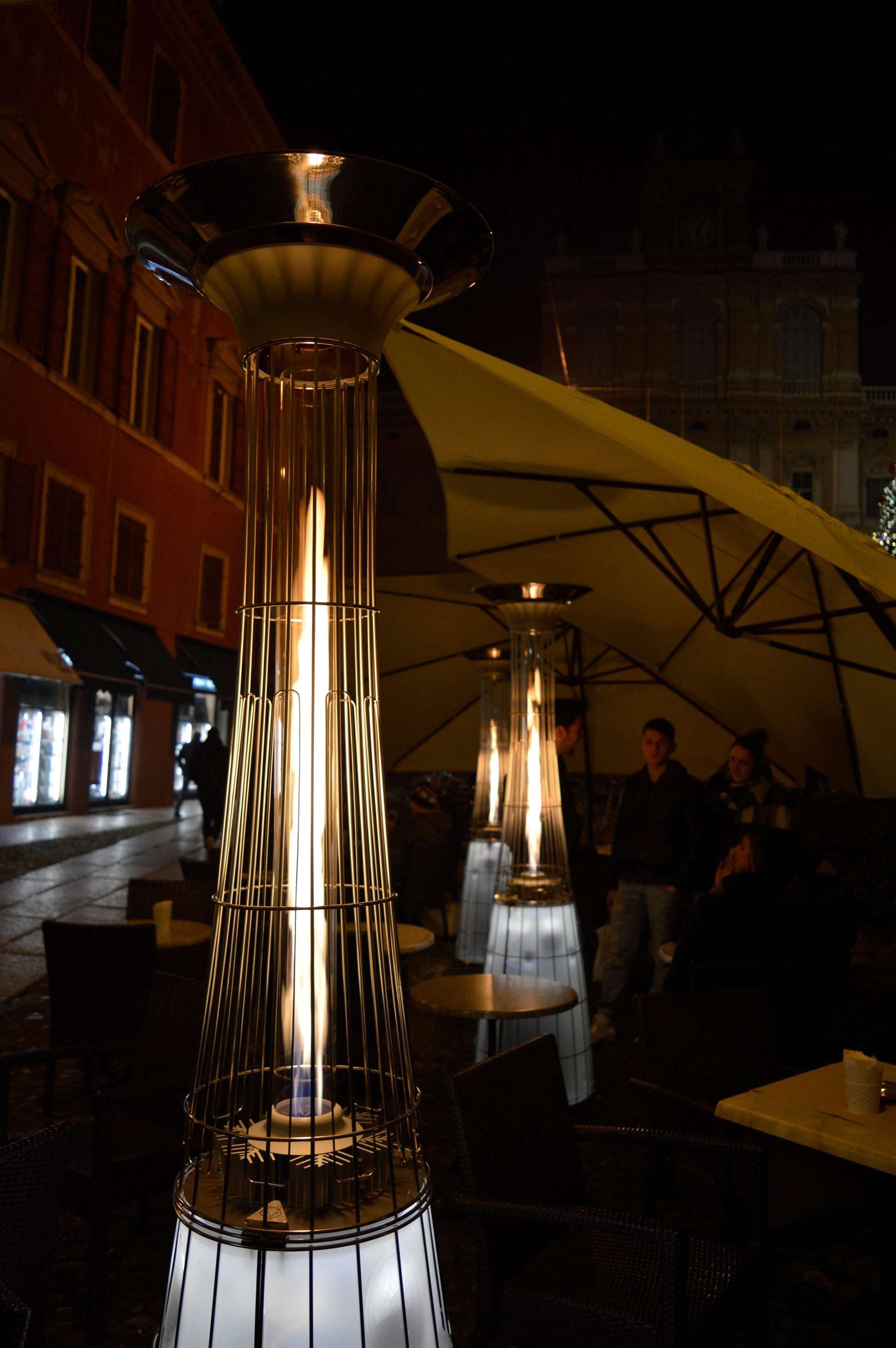 Estufa de Gas Exterior Dolce Vita EP – Elegancia y Calor con LED | Italkero — en terraza, de noche