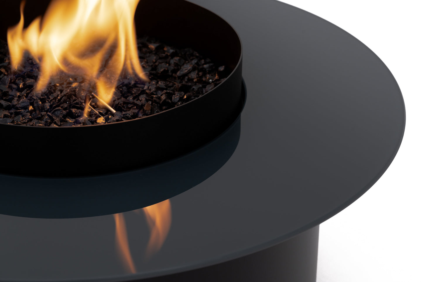 Estufa de Gas para Exterior con Función BBQ | Planika — detalle en primer plano, con llama encendida