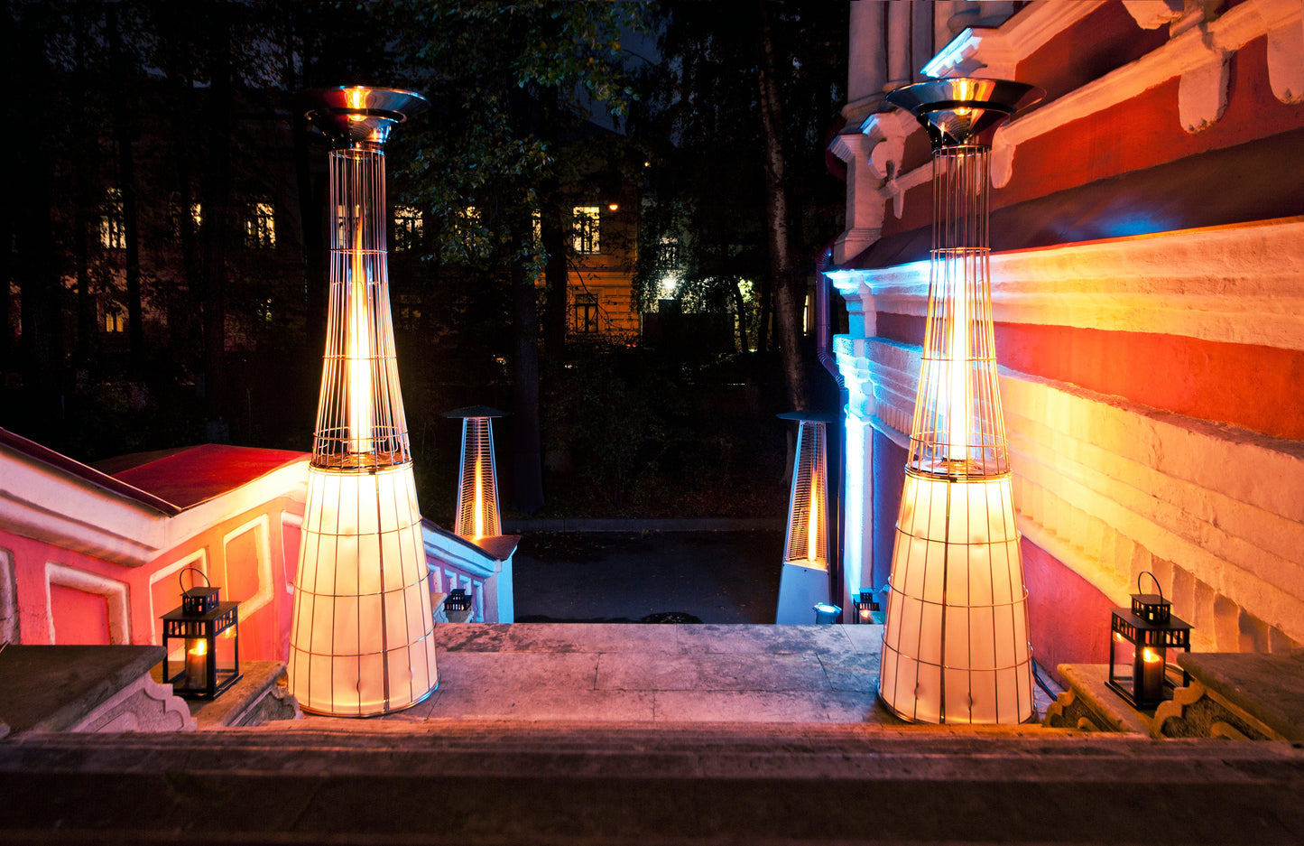 Estufa de Gas Exterior de Lujo – DolceVita Lightfire para Momentos Elegantes al Aire Libre — en terraza, de noche