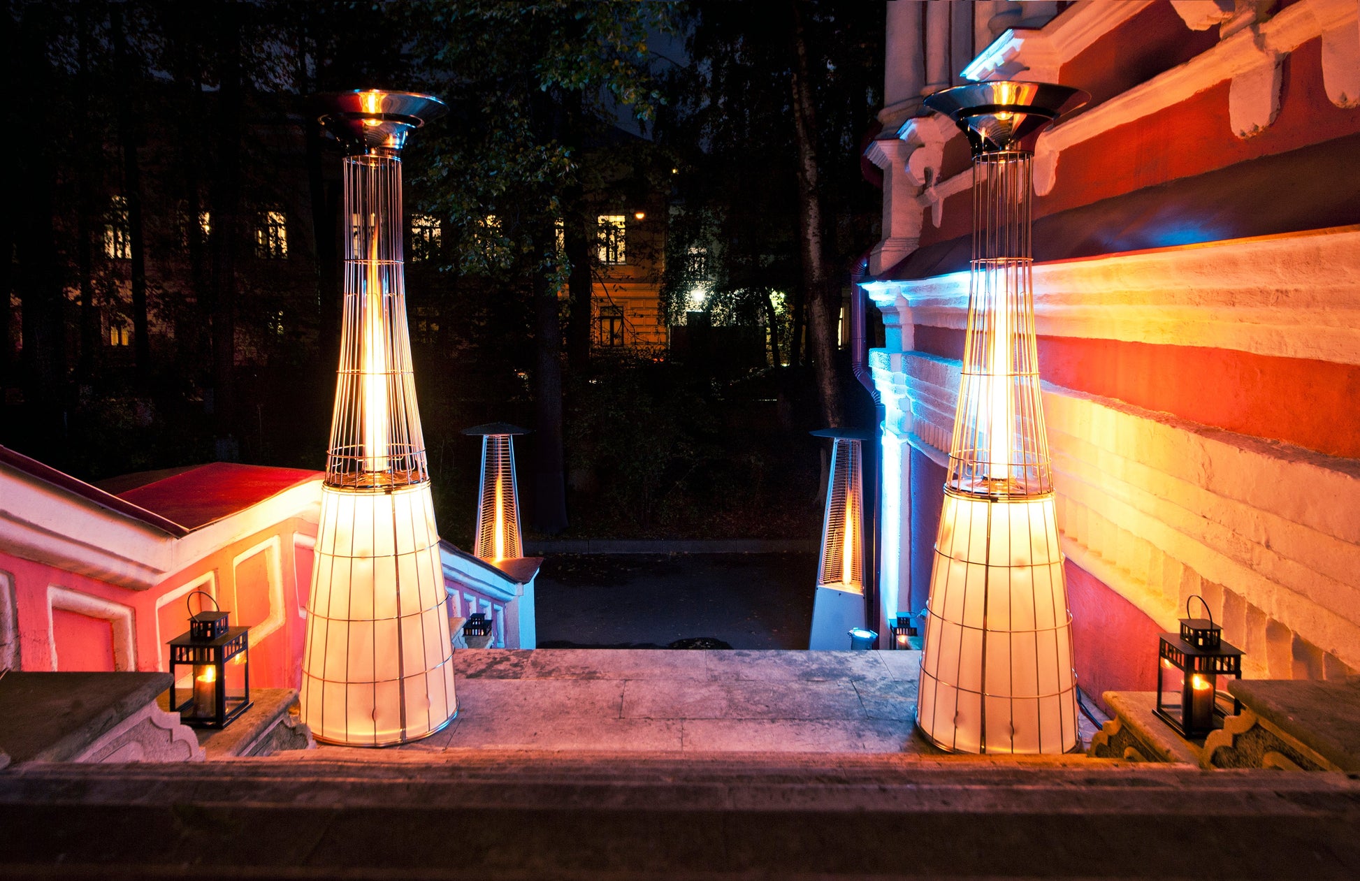 Estufa de Gas Exterior de Lujo – DolceVita Lightfire para Momentos Elegantes al Aire Libre — en terraza, de noche