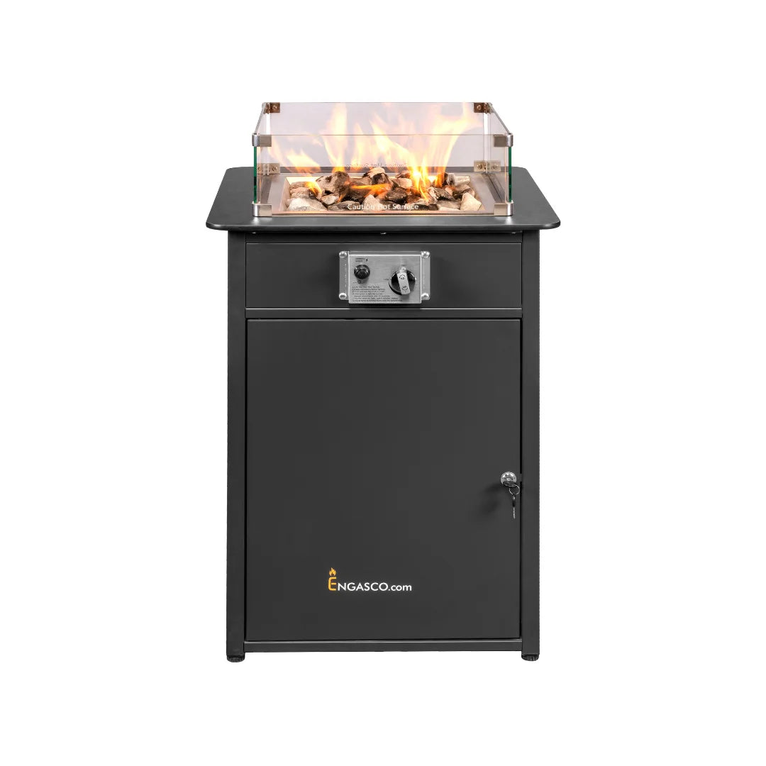 Estufa a gas exterior Engasco 55 – Calor elegante para tu terraza — vista frontal en terraza, llama encendida