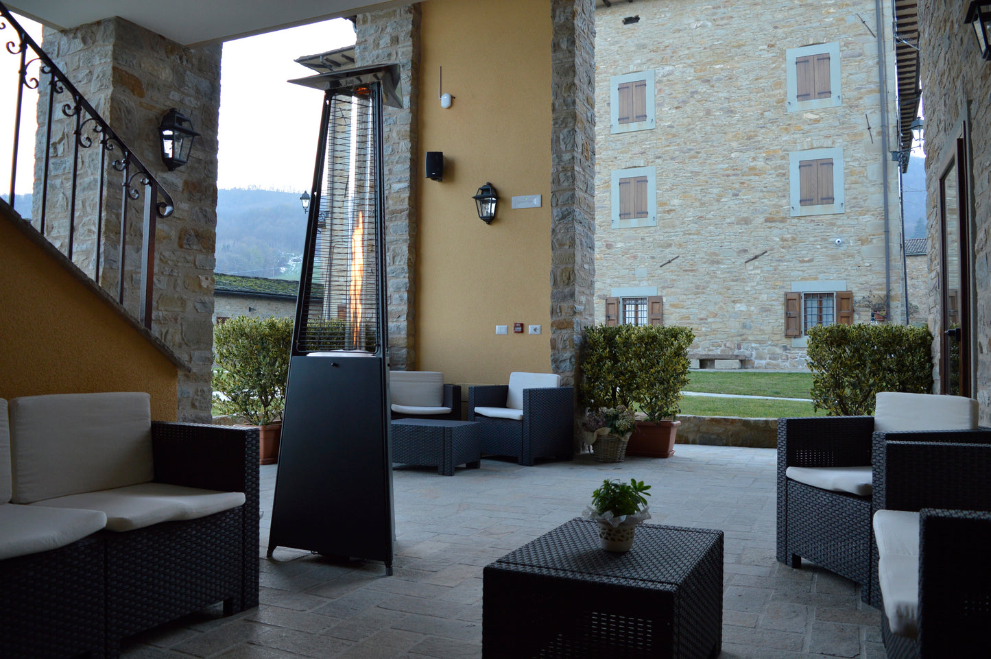 Falò EVO: Estufa de Gas Exterior con Efecto Chimenea | Italkero — en terraza