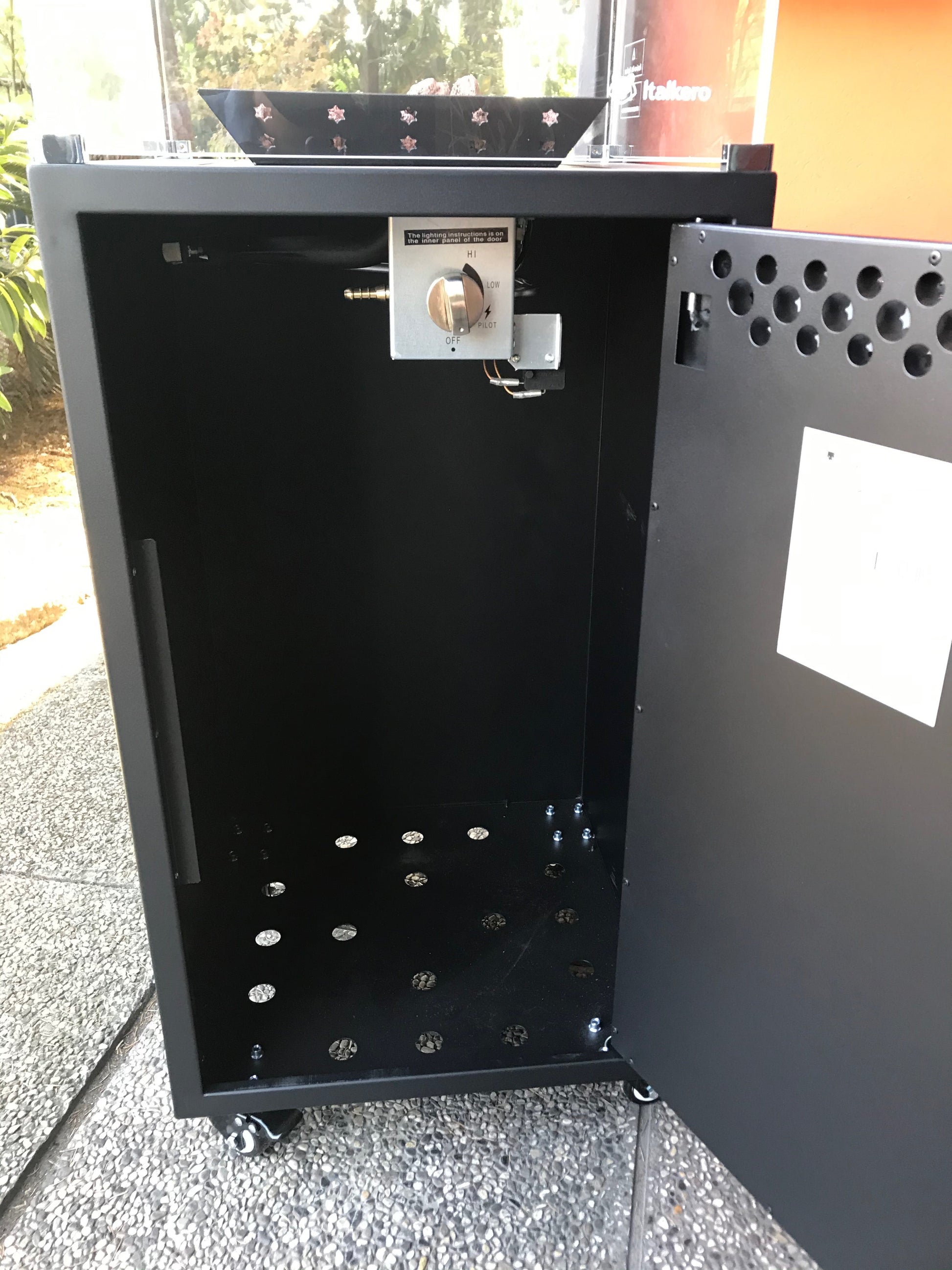 Estufa Para Exteriores Compacta de Italkero - Etna — detalle en primer plano, en jardín