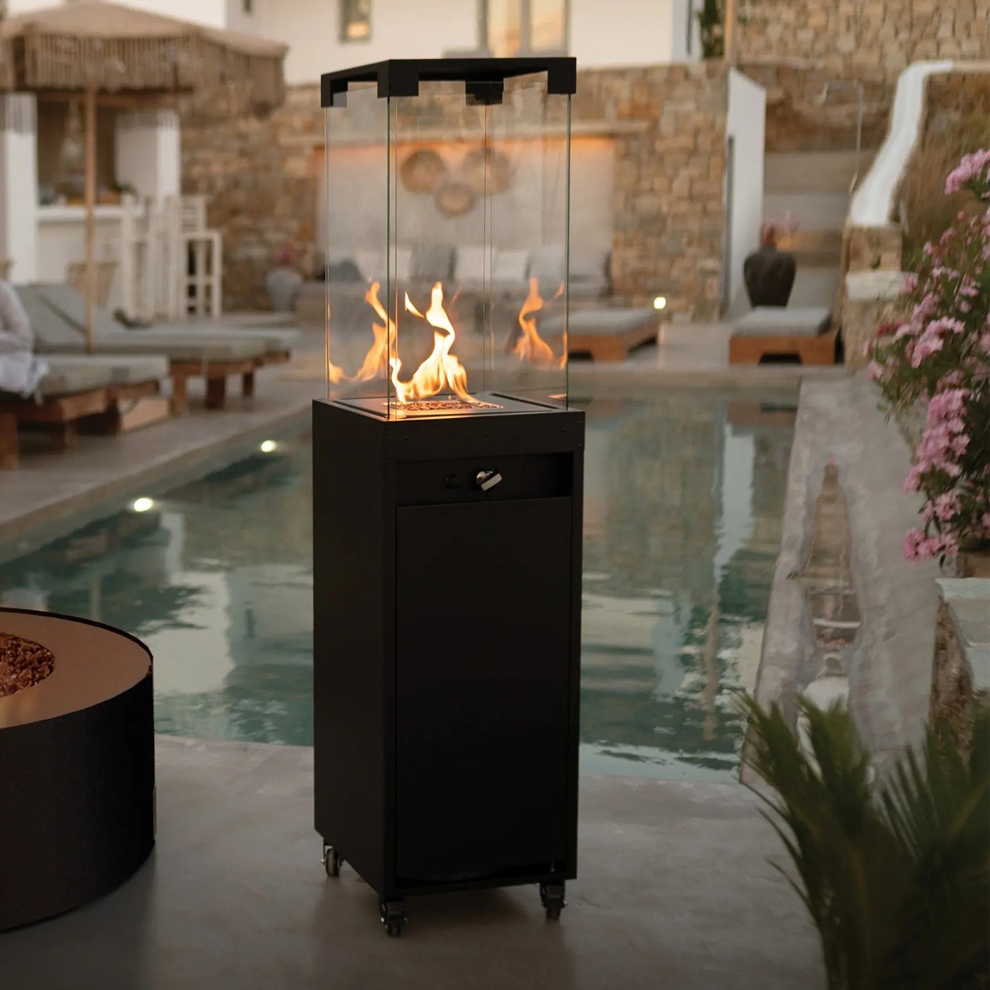 Estufa para Terraza | Faro: Elegancia y Calidez para Exteriores — detalle en primer plano, en terraza, color negro