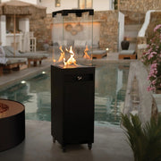 Estufa para Terraza | Faro: Elegancia y Calidez para Exteriores — detalle en primer plano, en terraza, color negro