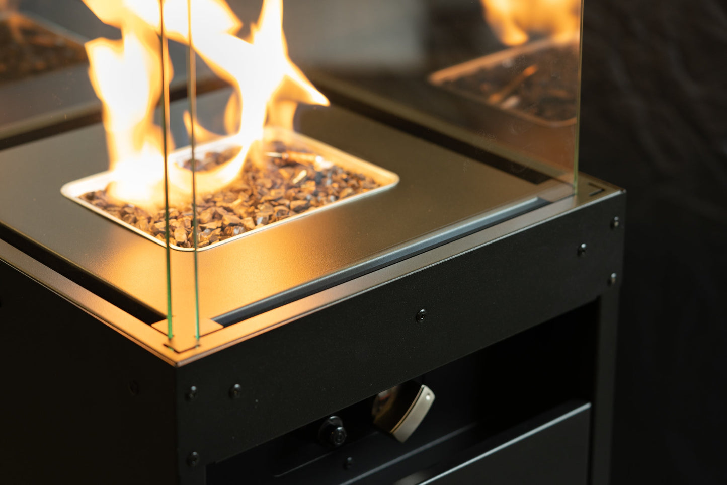 Estufa para Terraza | Faro: Elegancia y Calidez para Exteriores — detalle en primer plano, en terraza, con llama encendida