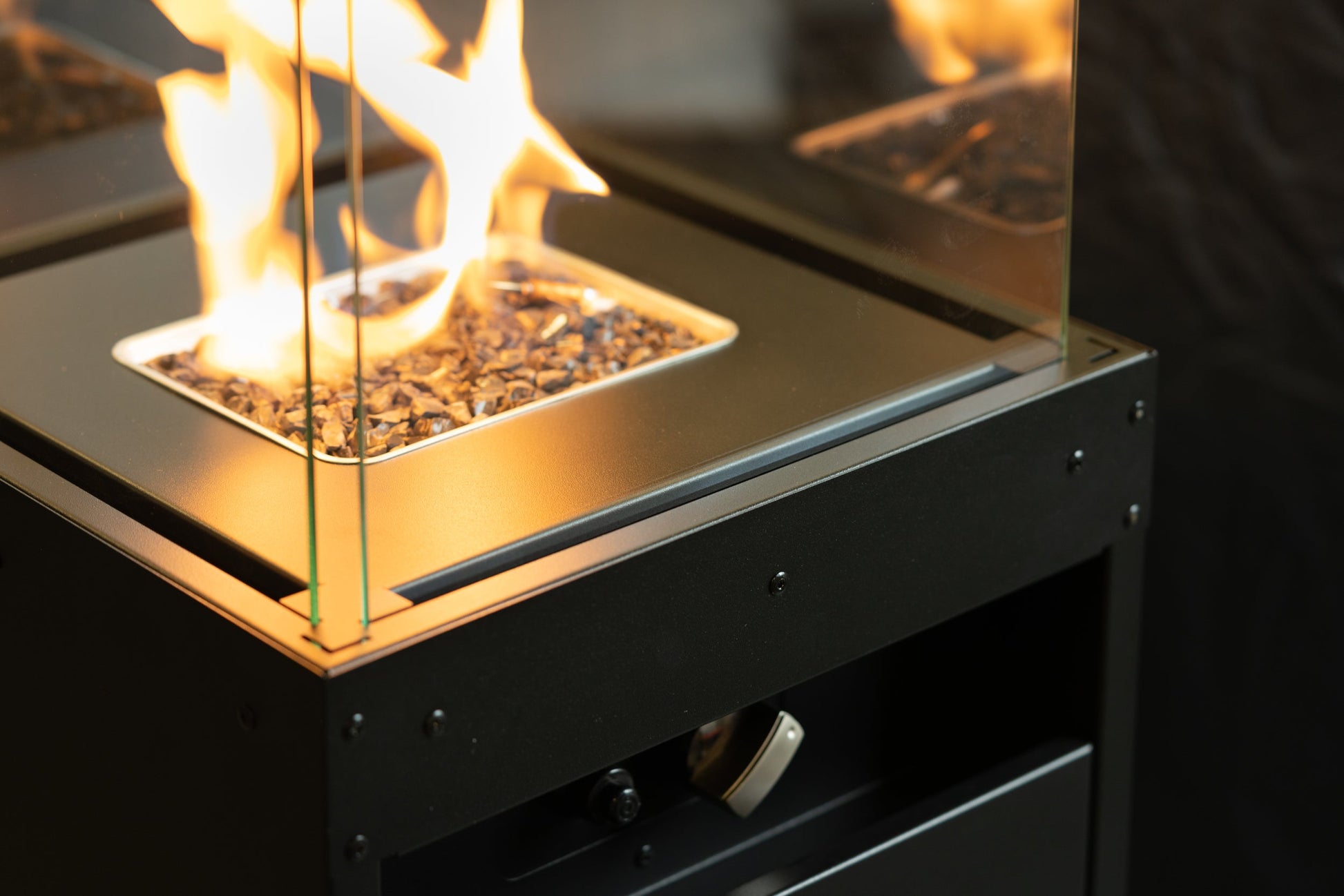 Estufa para Terraza | Faro: Elegancia y Calidez para Exteriores — detalle en primer plano, en terraza, con llama encendida