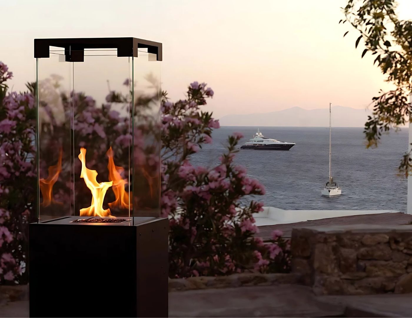 Estufa para Terraza | Faro: Elegancia y Calidez para Exteriores — en jardín