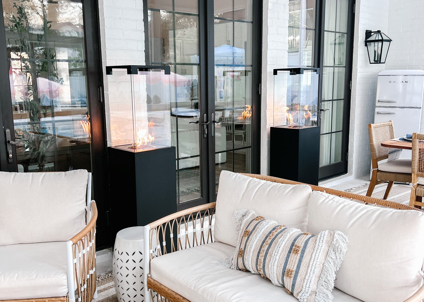 Estufa para Terraza | Faro: Elegancia y Calidez para Exteriores — en terraza, por la mañana