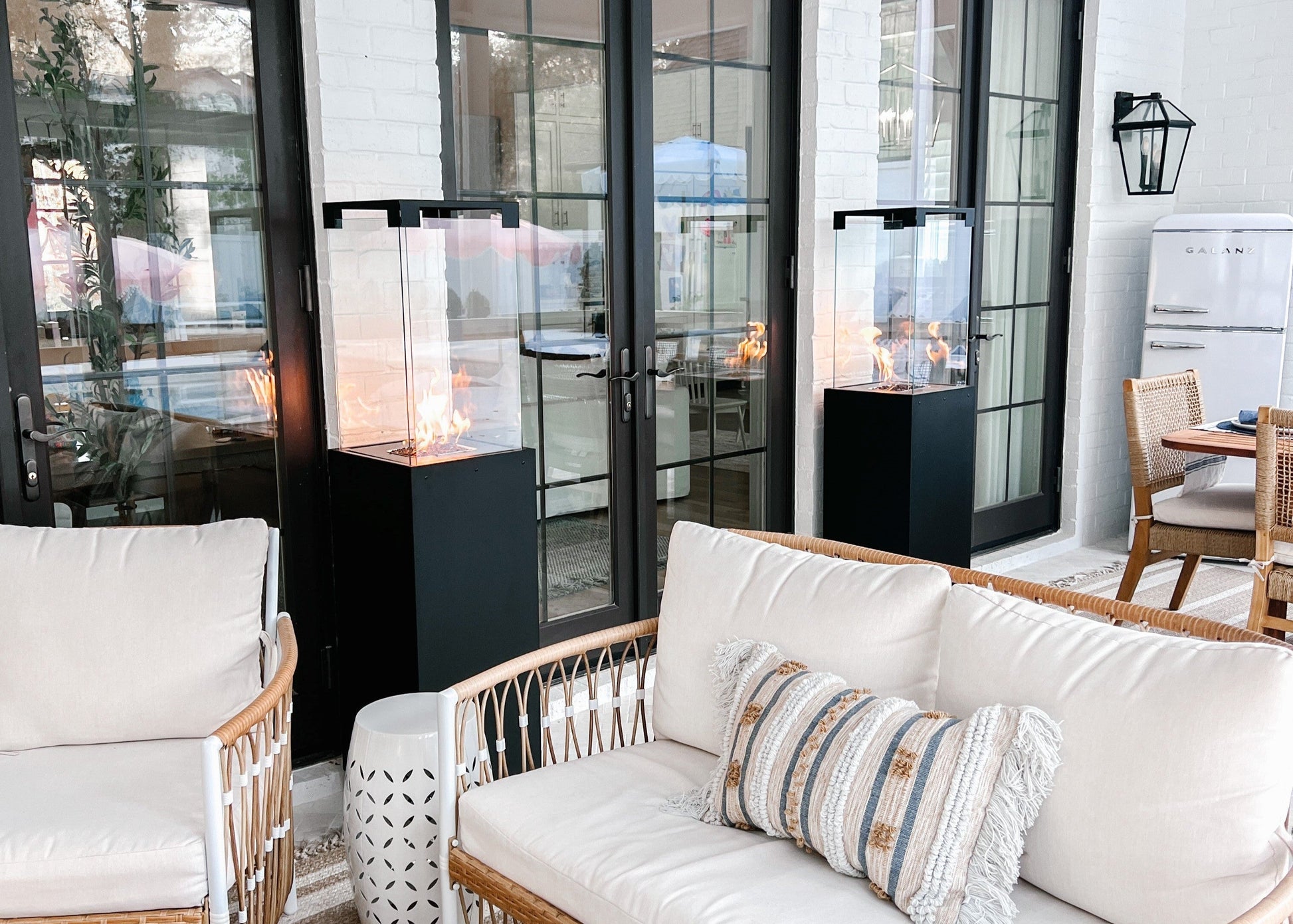 Estufa para Terraza | Faro: Elegancia y Calidez para Exteriores — en terraza, por la mañana