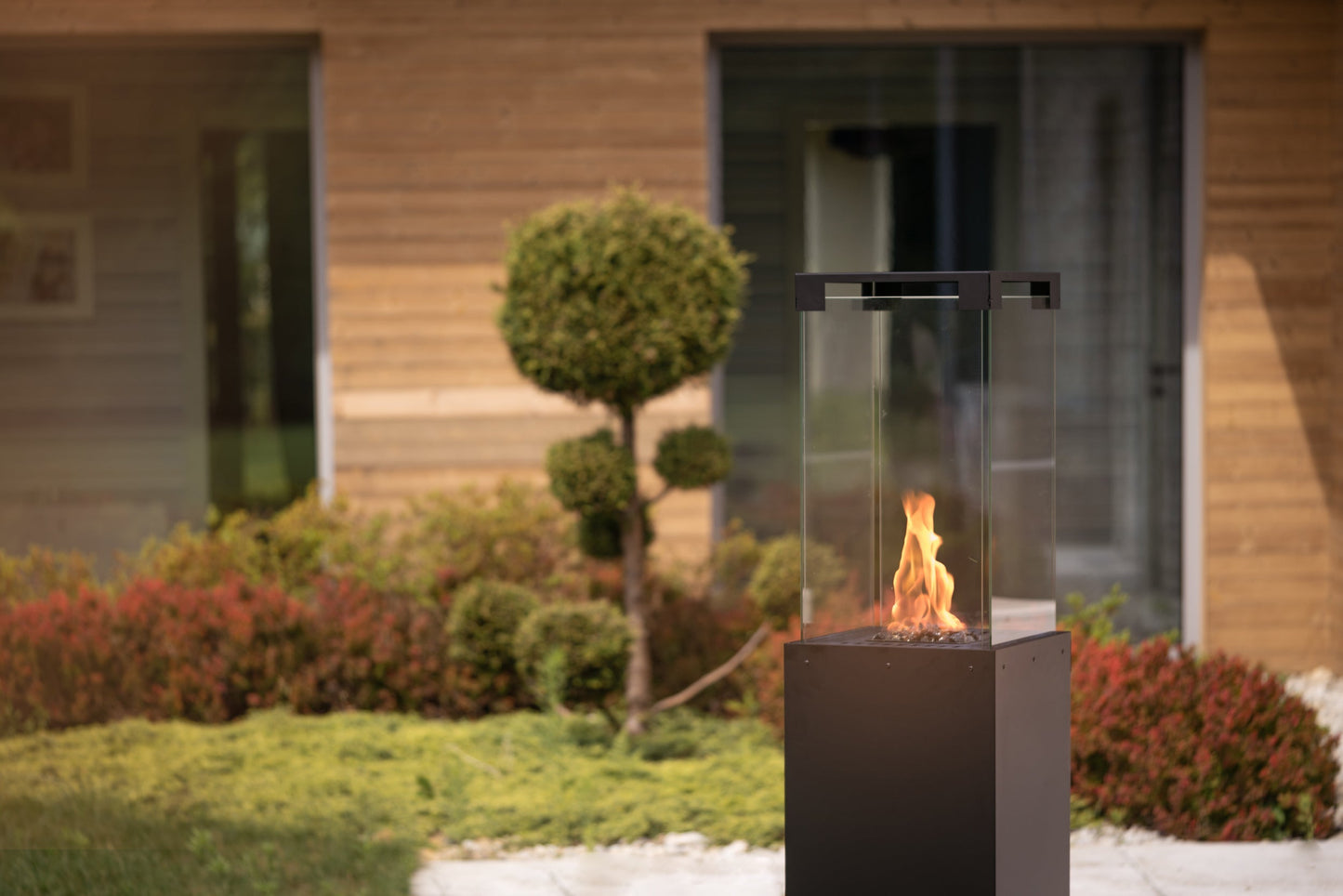 Estufa para Terraza | Faro: Elegancia y Calidez para Exteriores — en patio, en terraza