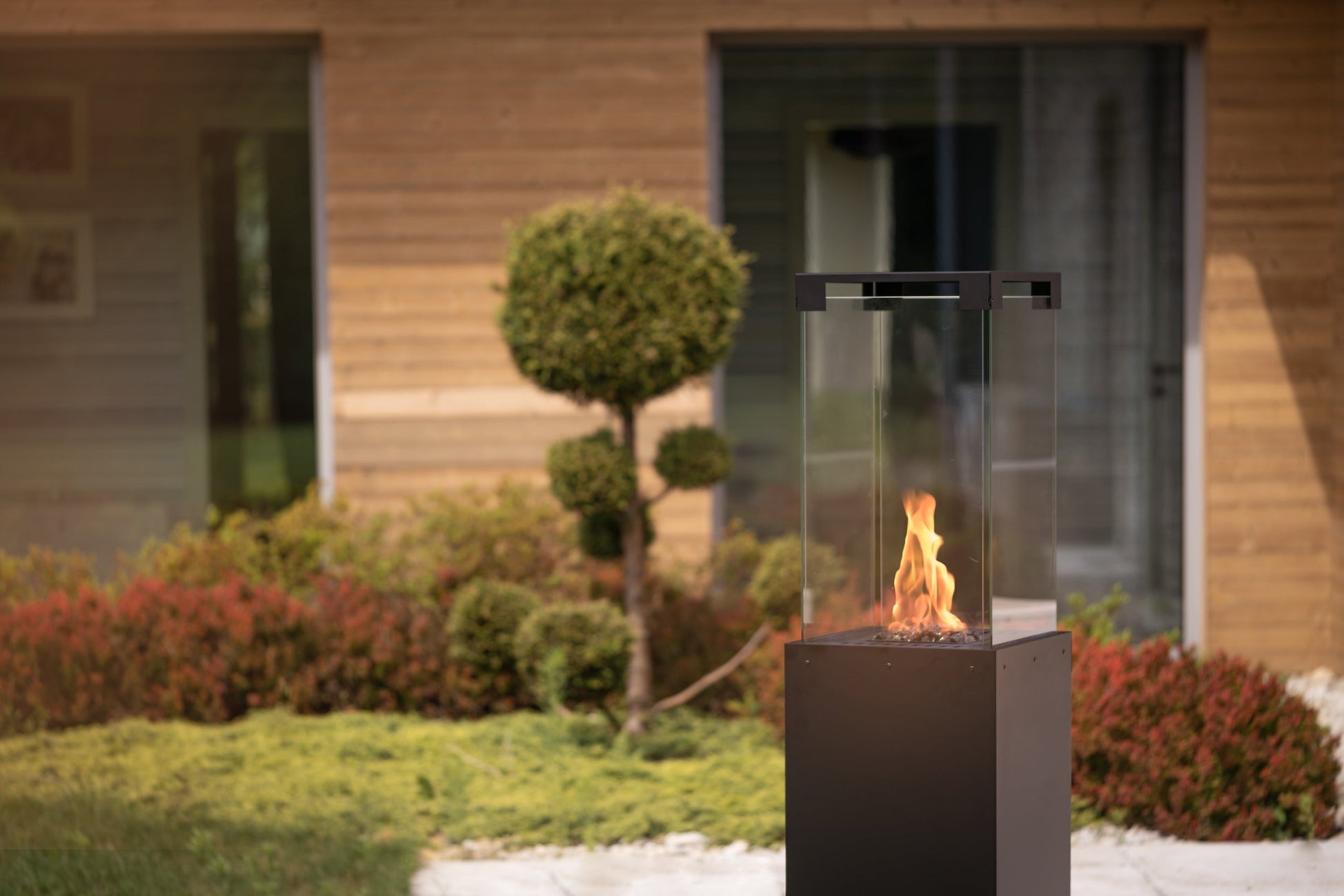 Estufa para Terraza | Faro: Elegancia y Calidez para Exteriores — en patio, en terraza