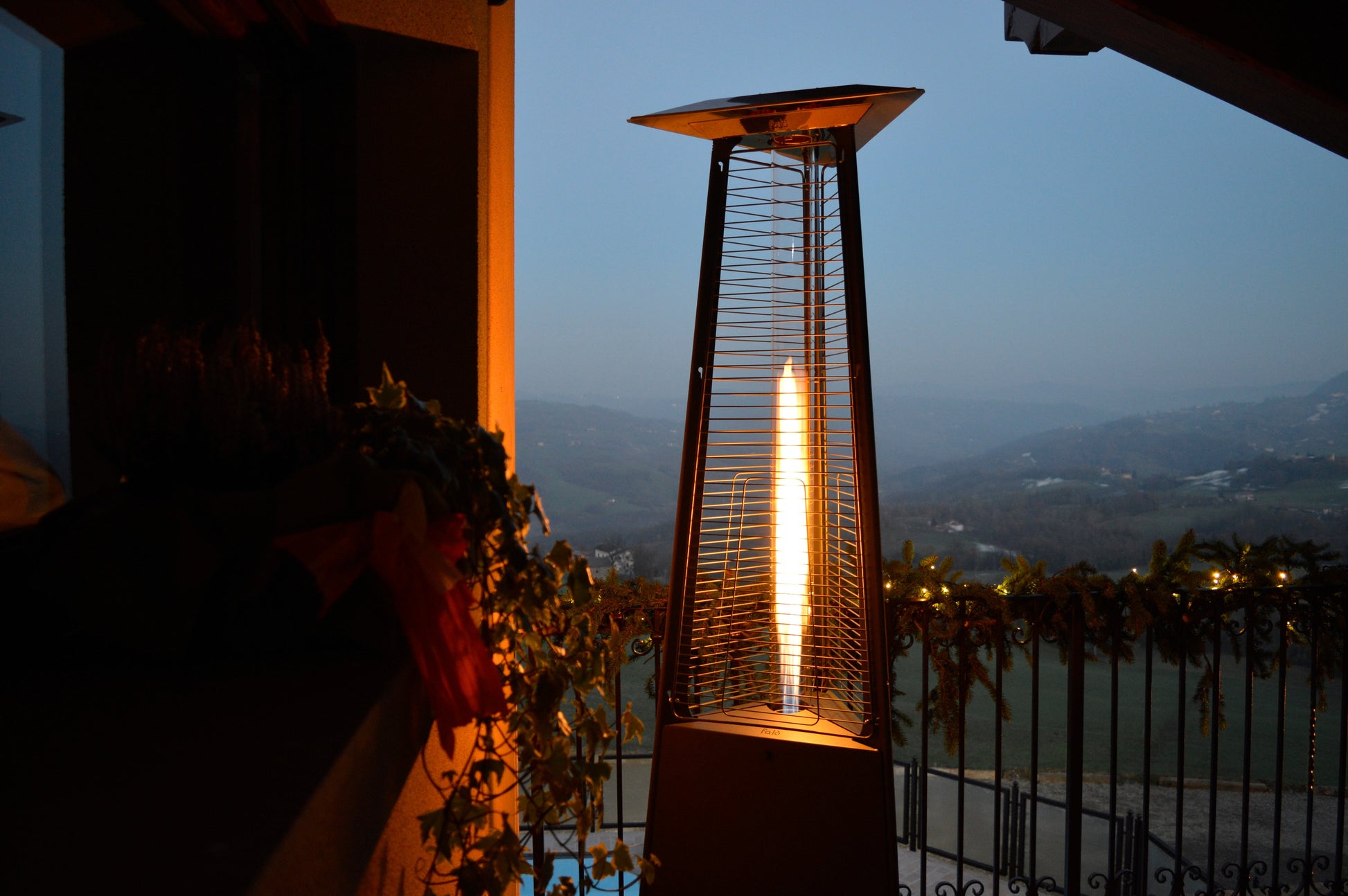 Falò EVO: Estufa de Gas Exterior con Efecto Chimenea | Italkero — en terraza, de noche