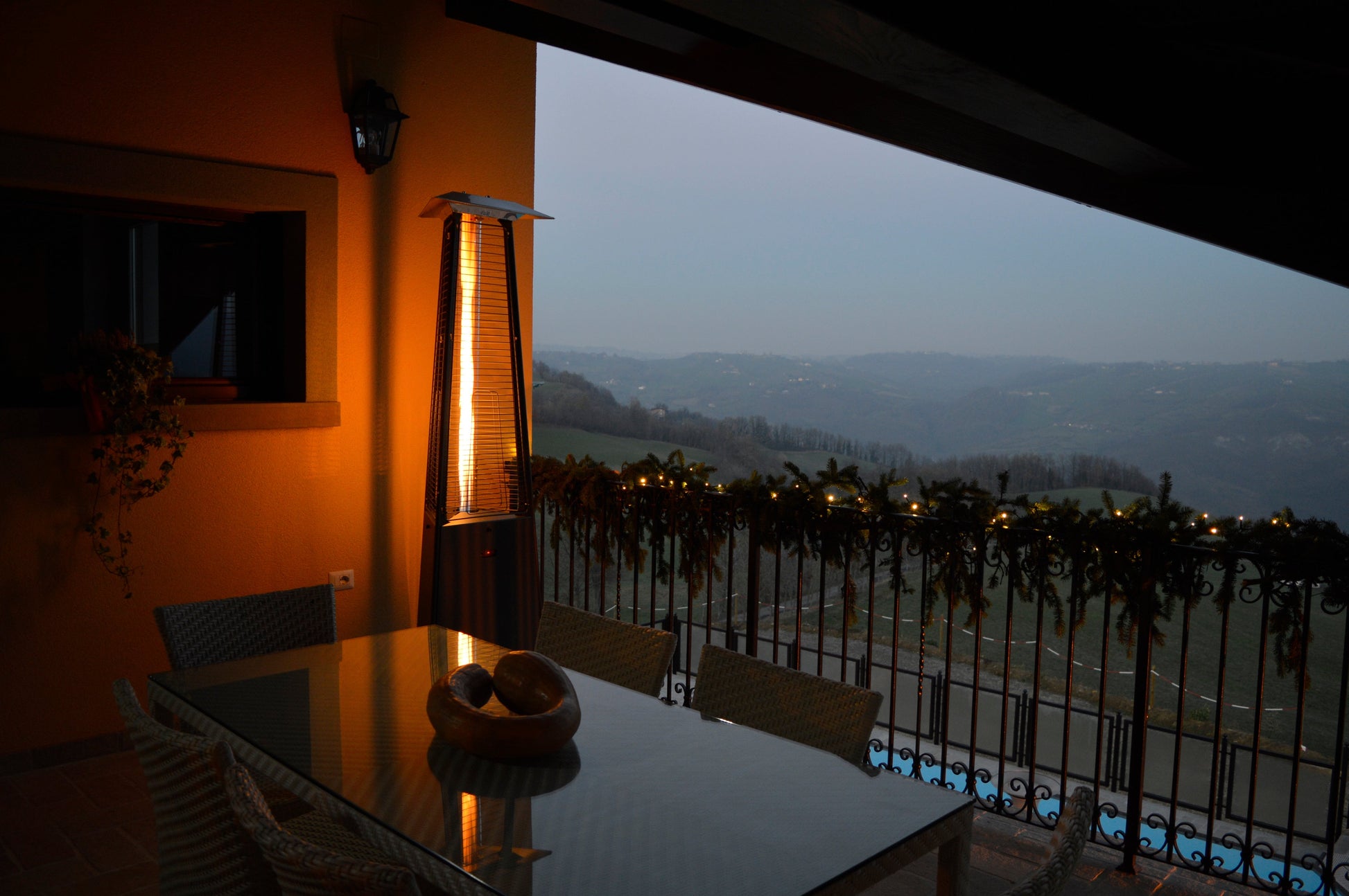 Falò EVO: Estufa de Gas Exterior con Efecto Chimenea | Italkero — en terraza, de noche