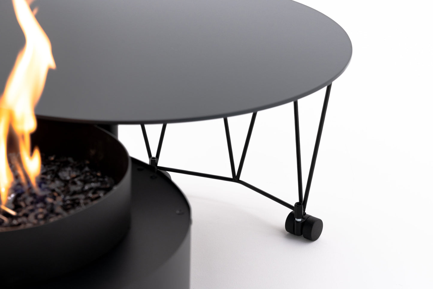 Mesa Calefactora de Gas Elegante | Planika Drum | Estilo y Calidez Exterior — detalle en primer plano, con llama encendida