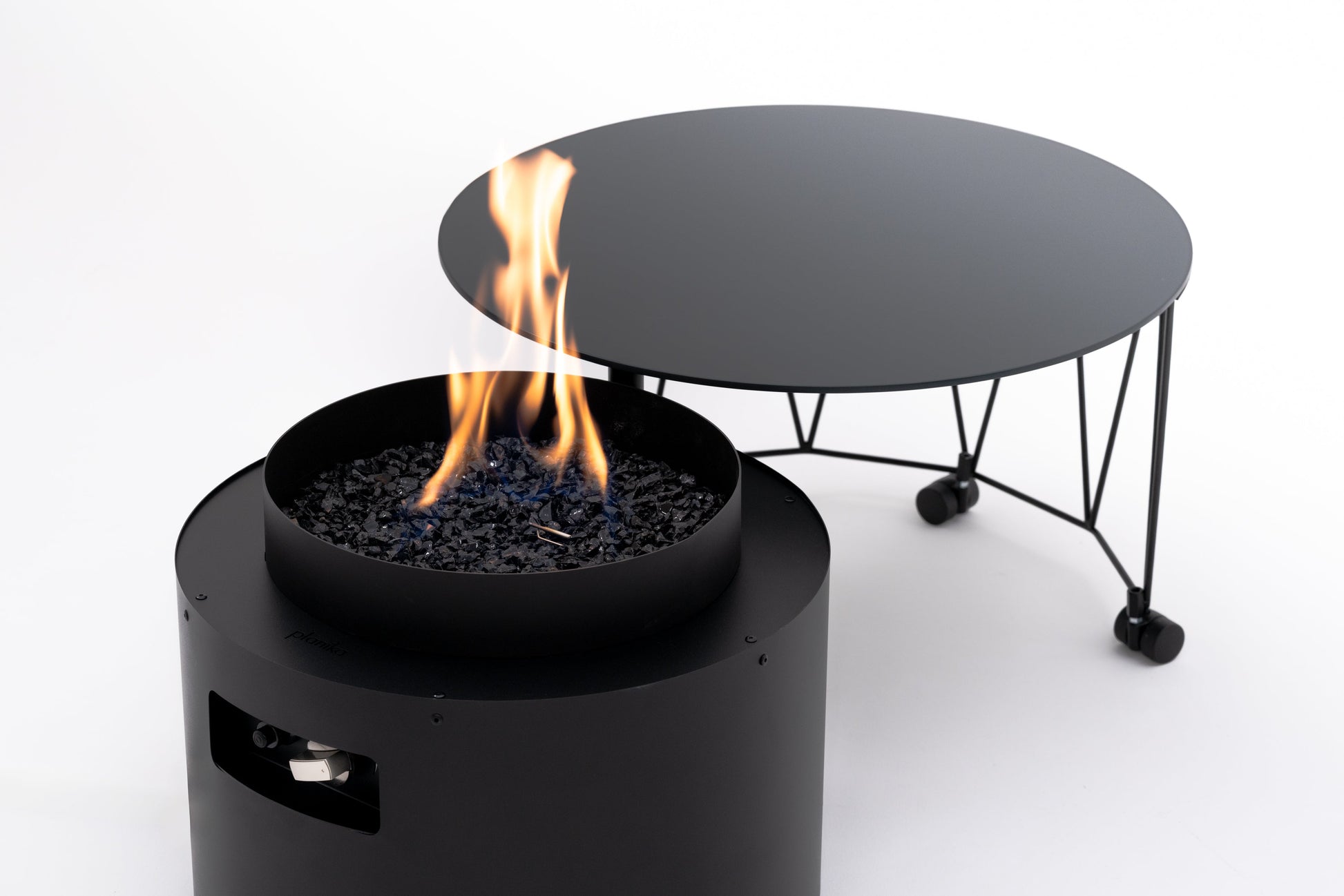 Mesa Calefactora de Gas Elegante | Planika Drum | Estilo y Calidez Exterior — con llama encendida