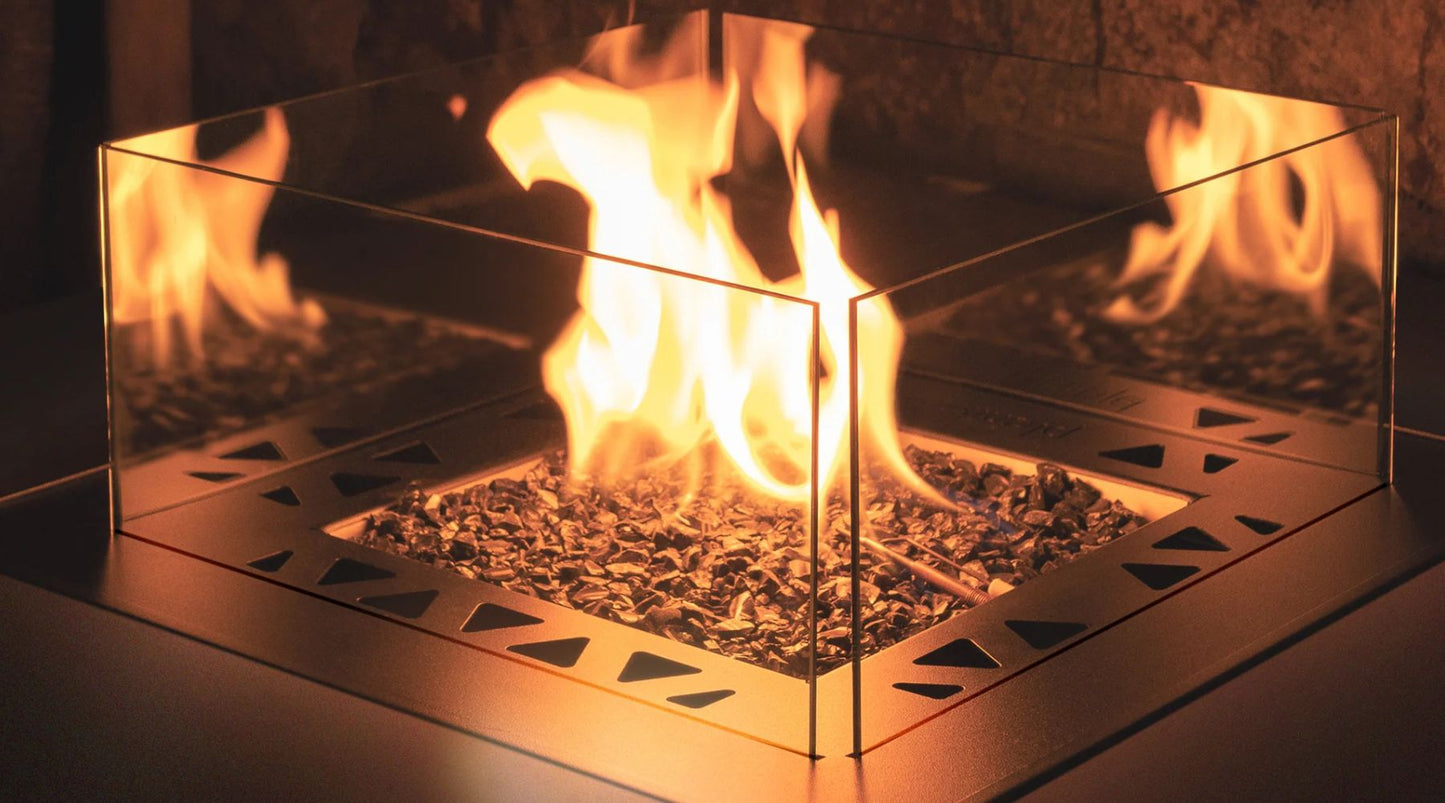 Mesa de Fuego a Gas Para Exteriores | Cuadrada | Planika Square — detalle en primer plano, con llama encendida