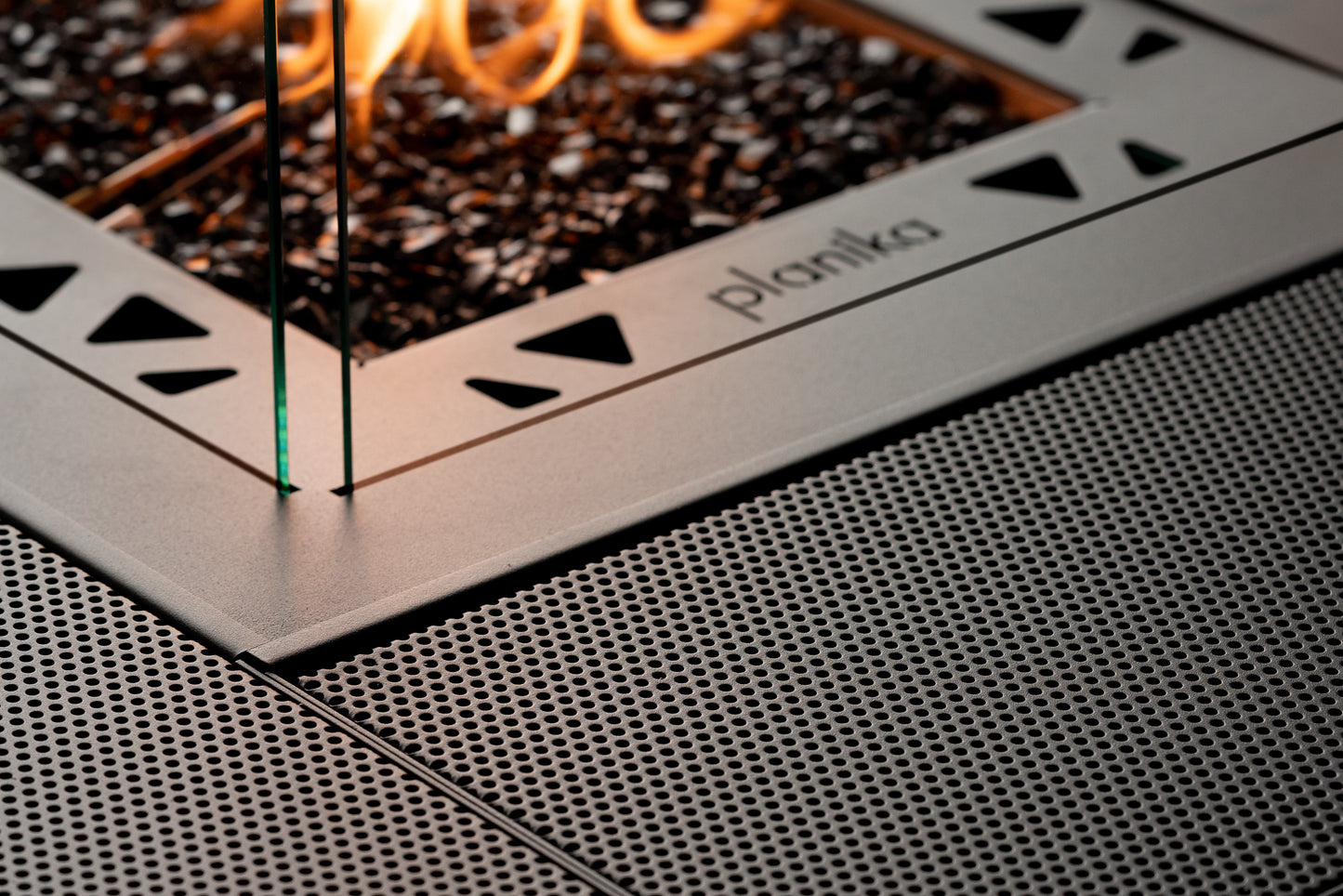 Mesa de Fuego a Gas Para Exteriores | Cuadrada | Planika Square — detalle en primer plano, con llama encendida, modelo cuadrado