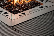 Mesa de Fuego a Gas Para Exteriores | Cuadrada | Planika Square — detalle en primer plano, con llama encendida, modelo cuadrado