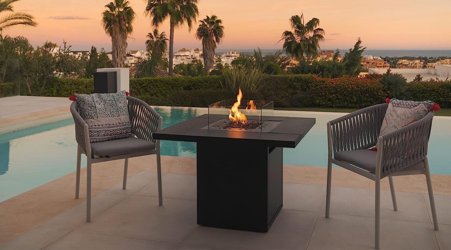 Mesa de Fuego a Gas Para Exteriores | Cuadrada | Planika Square — con llama encendida