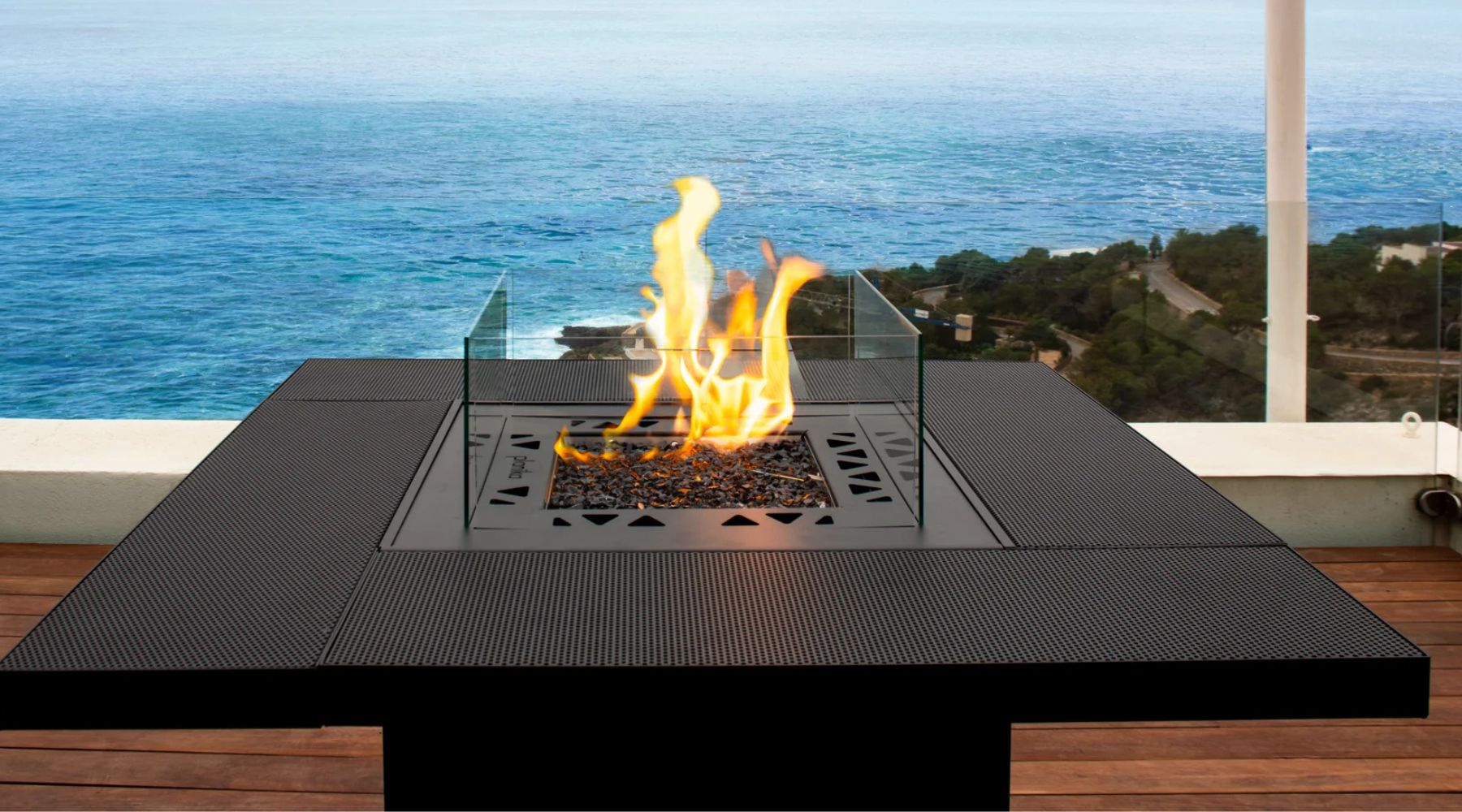 Mesa de Fuego a Gas Para Exteriores | Cuadrada | Planika Square — con llama encendida