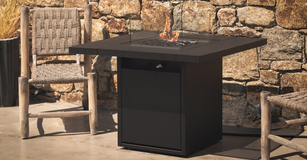 Mesa de Fuego a Gas Para Exteriores | Cuadrada | Planika Square — con llama encendida