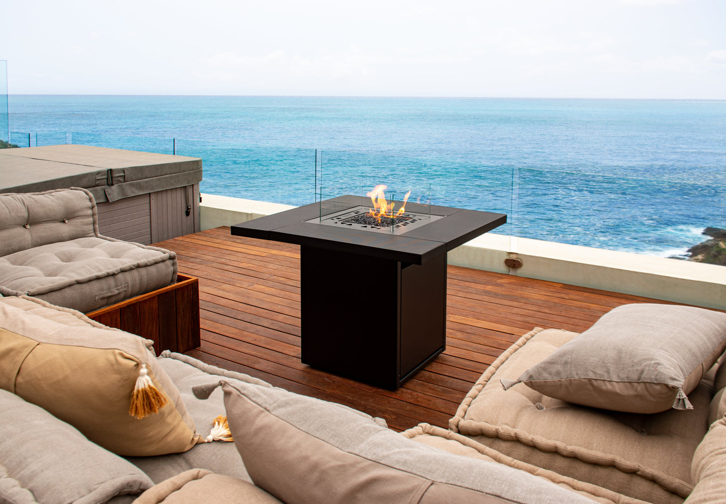 Mesa de Fuego a Gas Para Exteriores | Cuadrada | Planika Square — vista frontal, en terraza, con llama encendida, modelo cuadrado