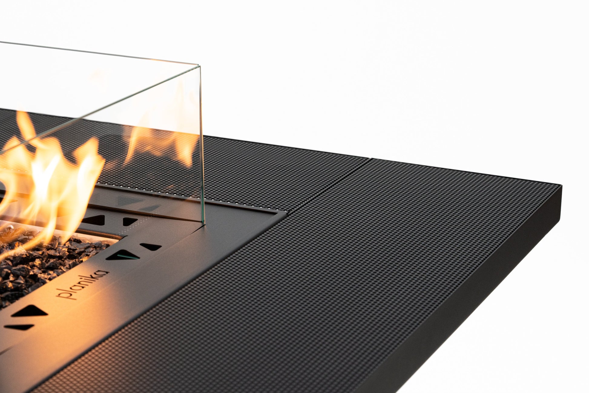 Mesa de Fuego alta a Gas Para Exterior – Elegancia y Calidez de Planika — con paneles de cristal, con llama encendida
