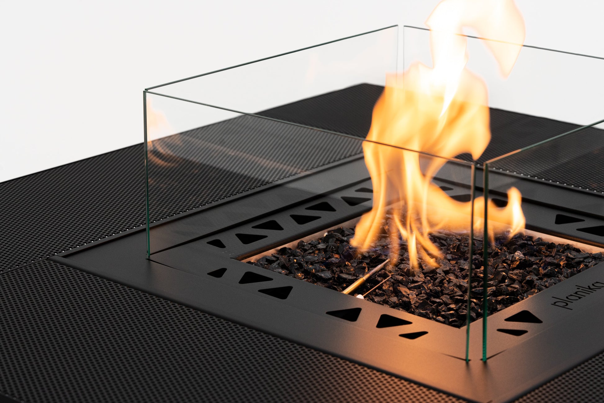 Mesa de Fuego alta a Gas Para Exterior – Elegancia y Calidez de Planika — con llama encendida